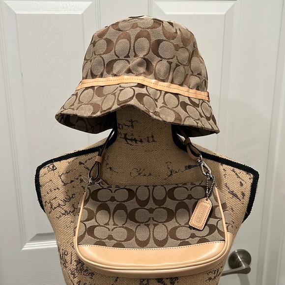 COACH Handbag and Bucket Cap bundle. Excellent Pre-Loved Condition. Authentic - Picture 3 of 16